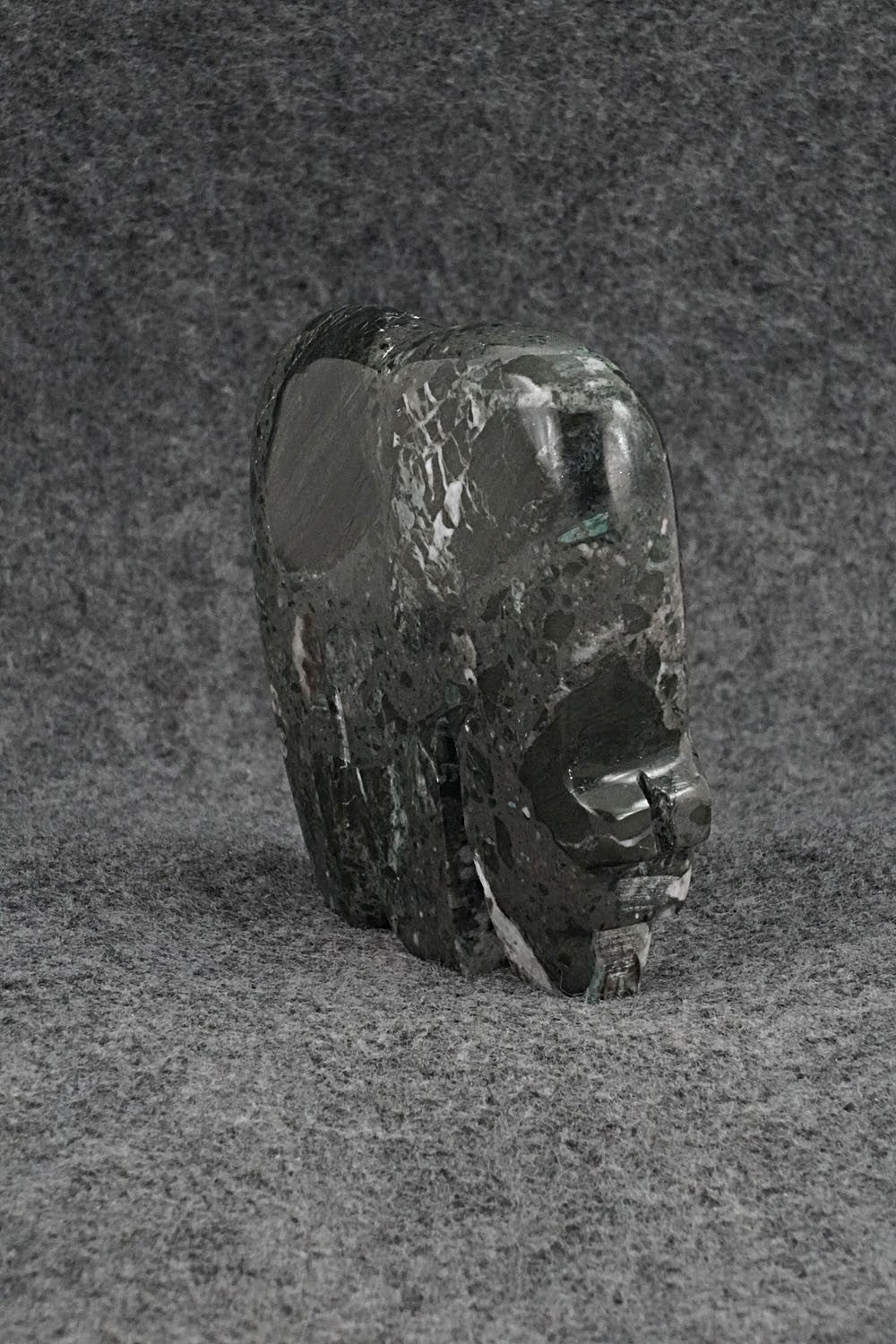 Bear Zuni Fetish Carving - Bernard Laiwakete