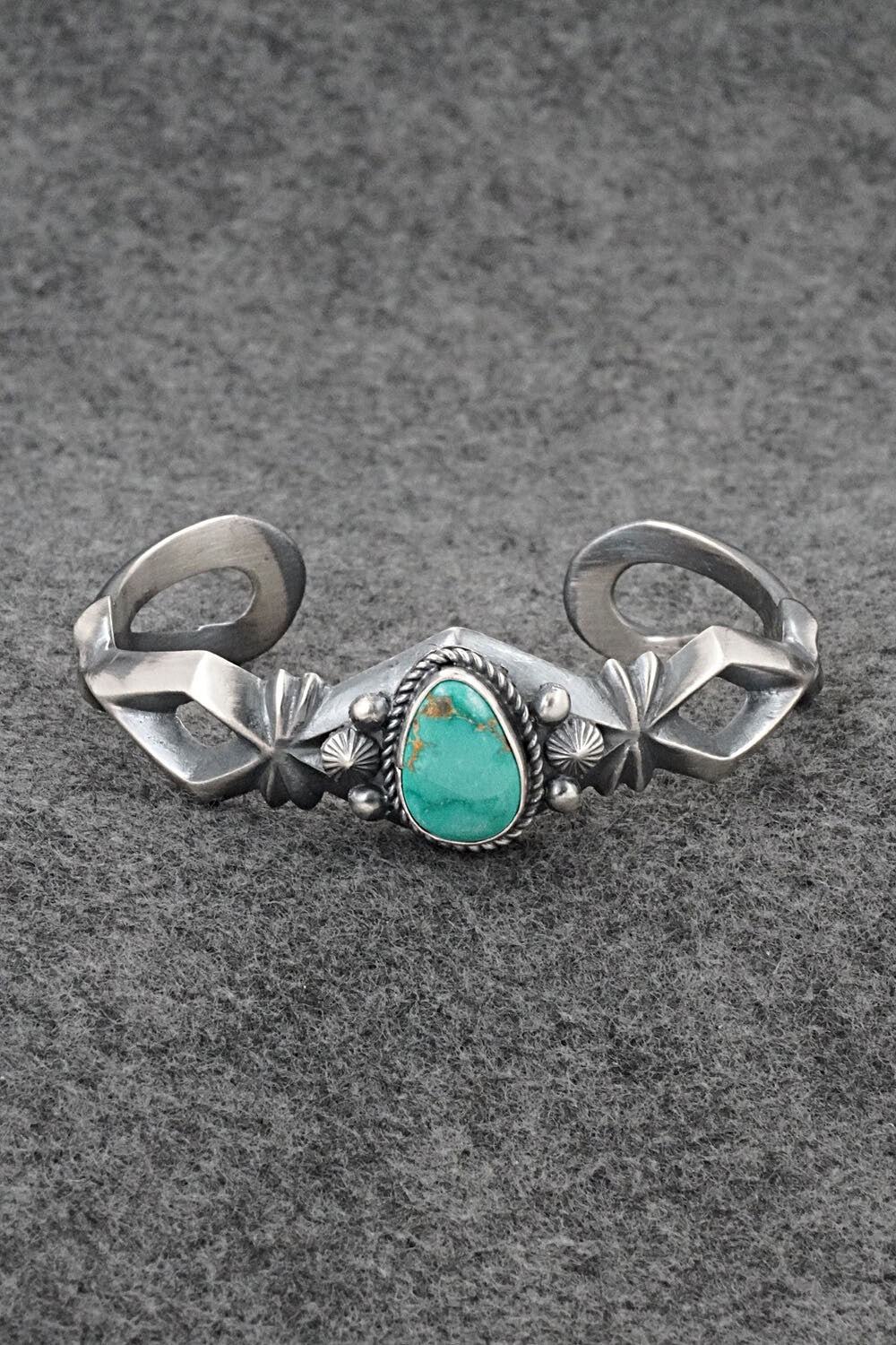 Argent Sterling Orné Sculptée Argent Bolo Cravate avec Turquoise Argent Sterling Orné Sculptée Argent Bolo Cravate avec Turquoise