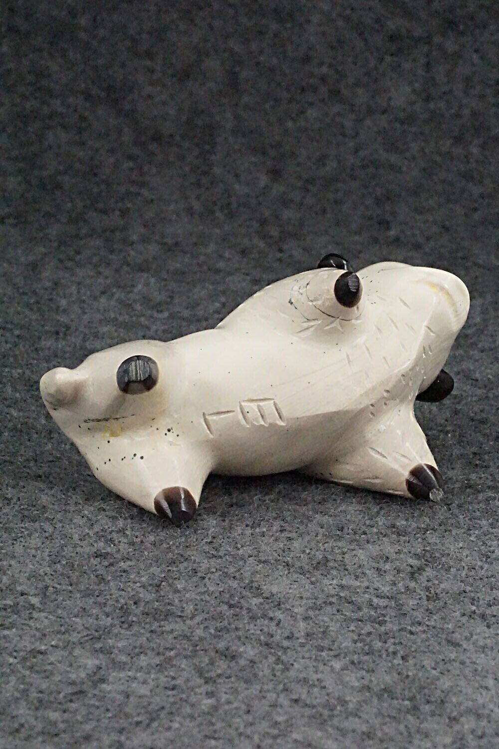 Buffalo Zuni Fetish Carving - Enrike Leekya