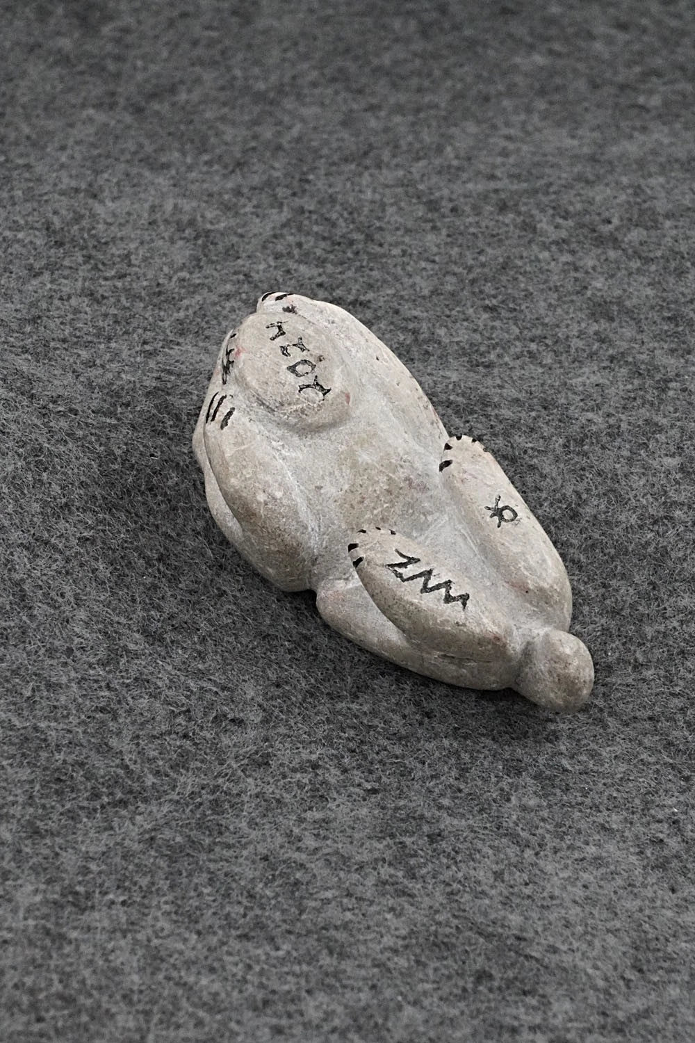 Bear Zuni Fetish Carving - Rick Kallestewa