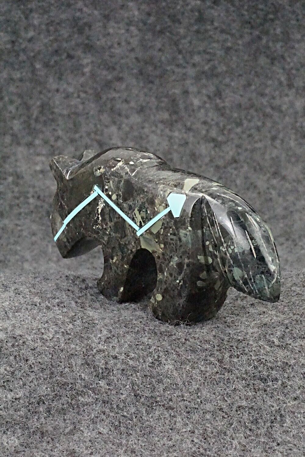 Wolf Zuni Fetish Carving - Kenric Laiwakete
