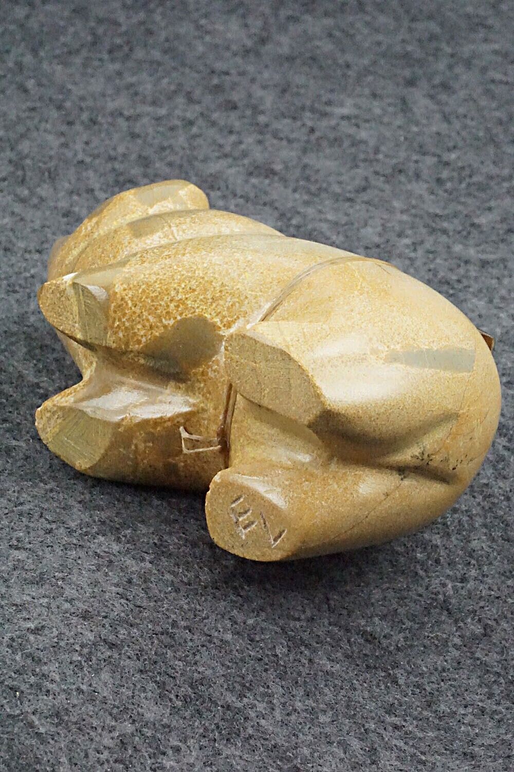 Bear Zuni Fetish Carving - Enrike Leekya