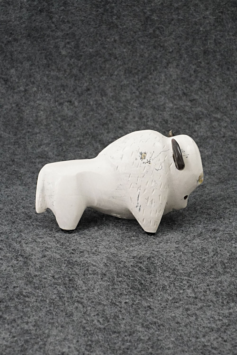 Buffalo Zuni Fetish Carving - Enrike Leekya