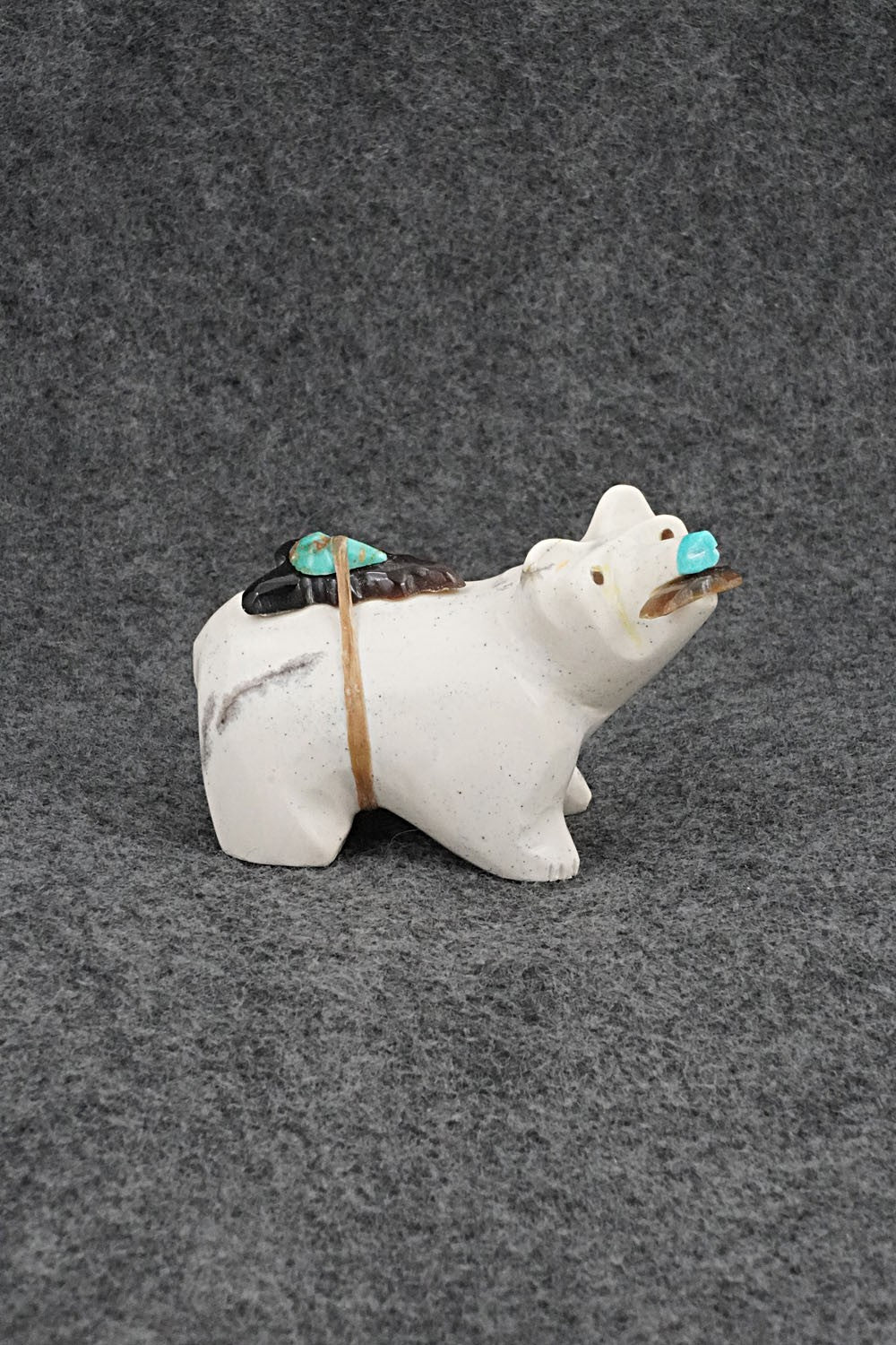 Bear with Fish Zuni Fetish Carving - Enrike Leekya