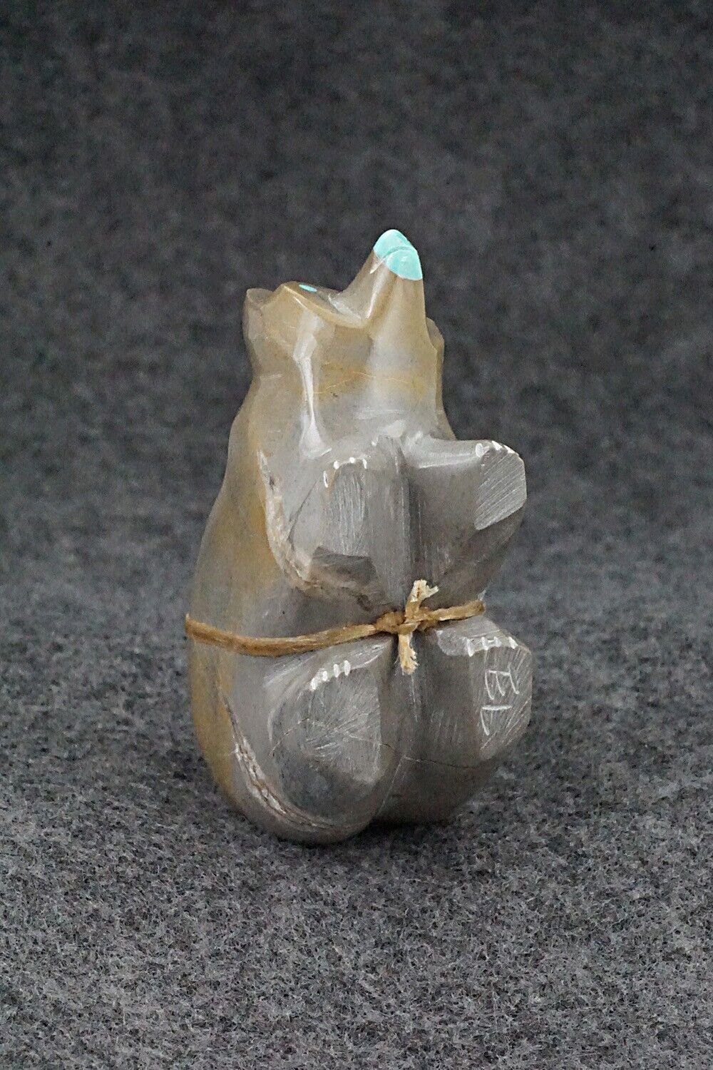 Bear Zuni Fetish Carving - Enrike Leekya