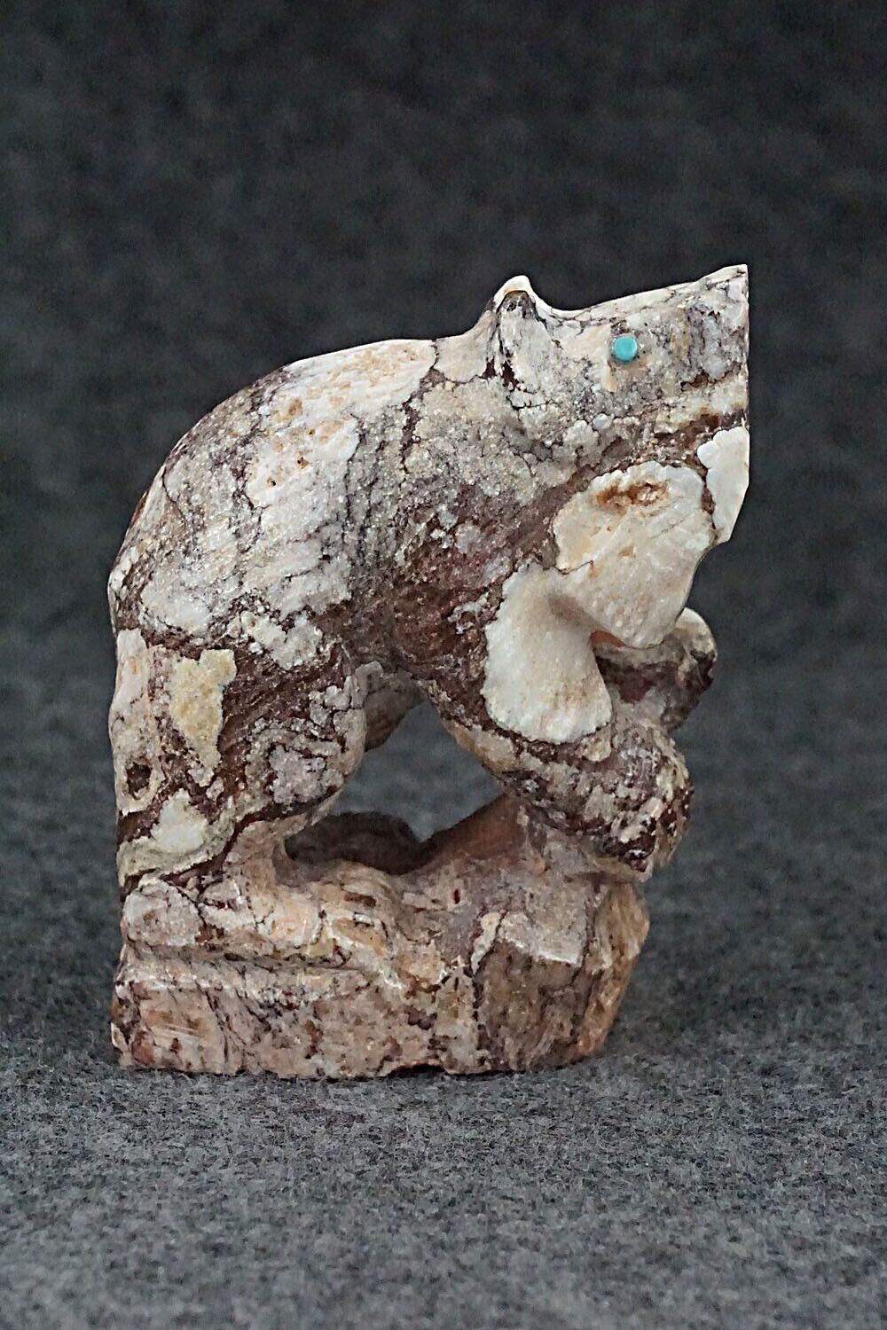 Bear Zuni Fetish Carving - Derrick Kaamasee