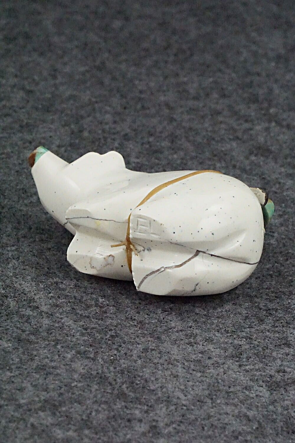 Bear Zuni Fetish Carving - Enrike Leekya