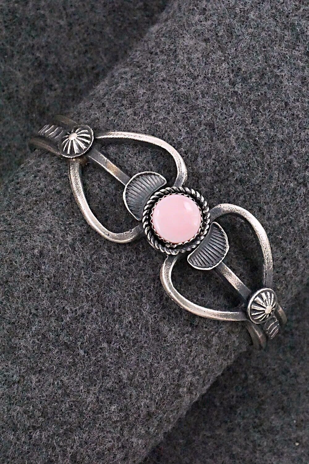 Pink Conch Shell & Sterling Silver Bracelet - Eva & Linberg Billah