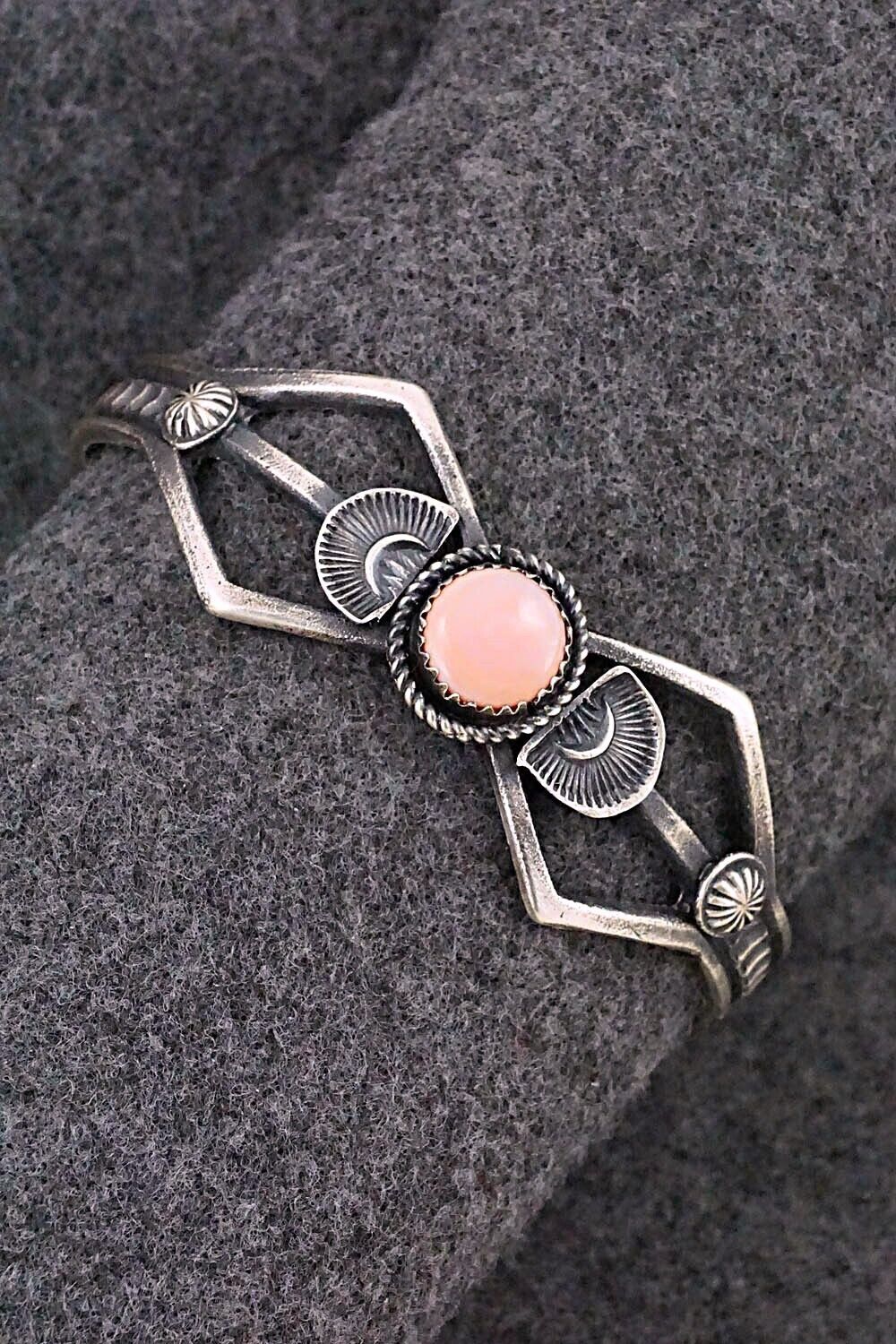 Pink Conch Shell & Sterling Silver Bracelet - Eva & Linberg Billah