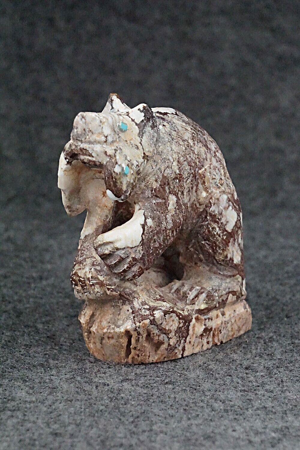 Bear Zuni Fetish Carving - Derrick Kaamasee