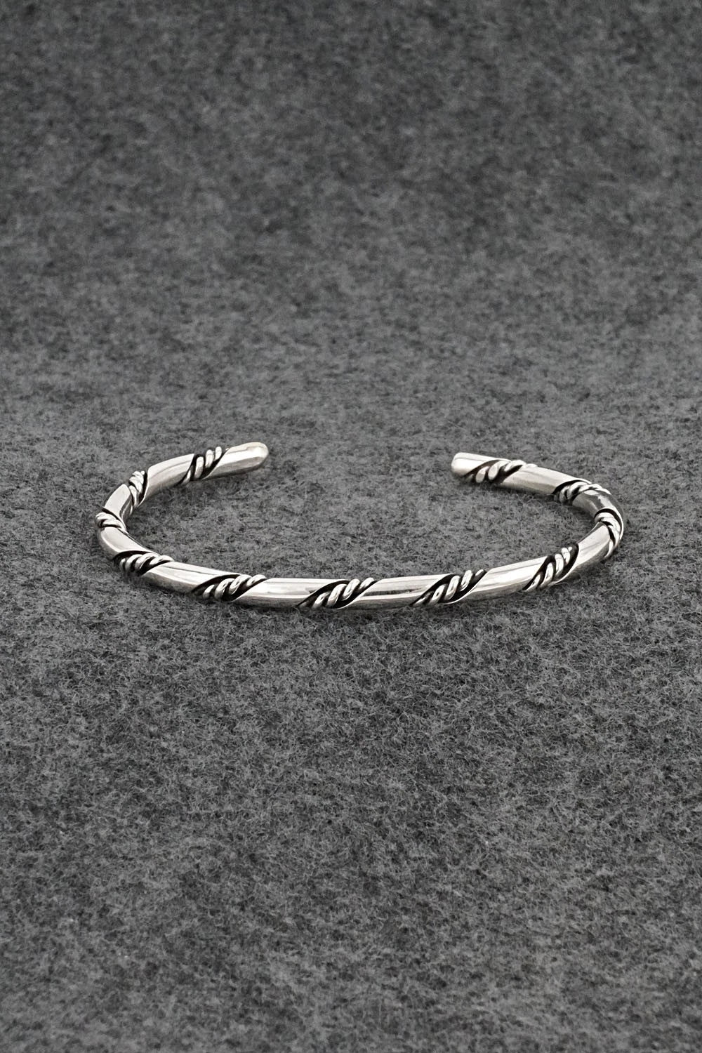 Navajo Elaine Tahe Sterling ツイスト バングル