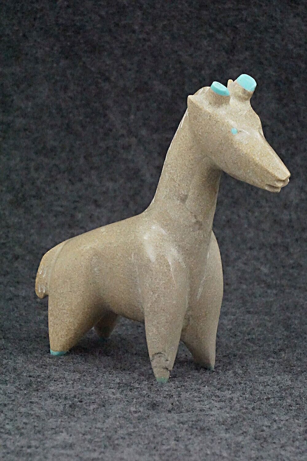 Giraffe Zuni Fetish Carving - Enrike Leekya