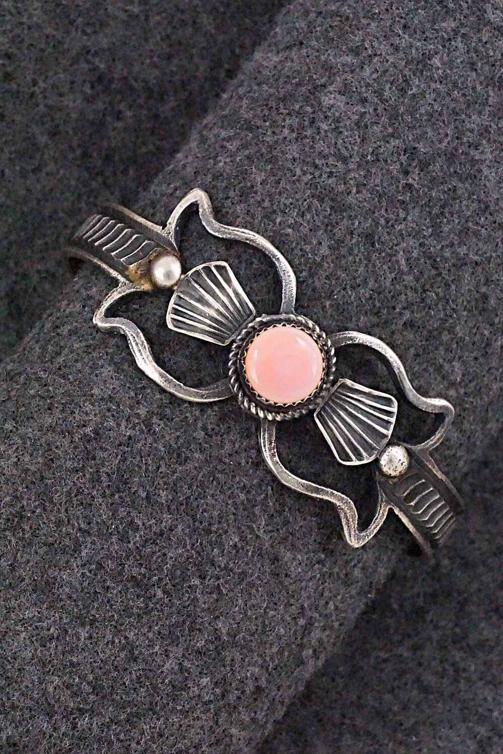 Pink Conch Shell & Sterling Silver Bracelet - Eva & Linberg Billah