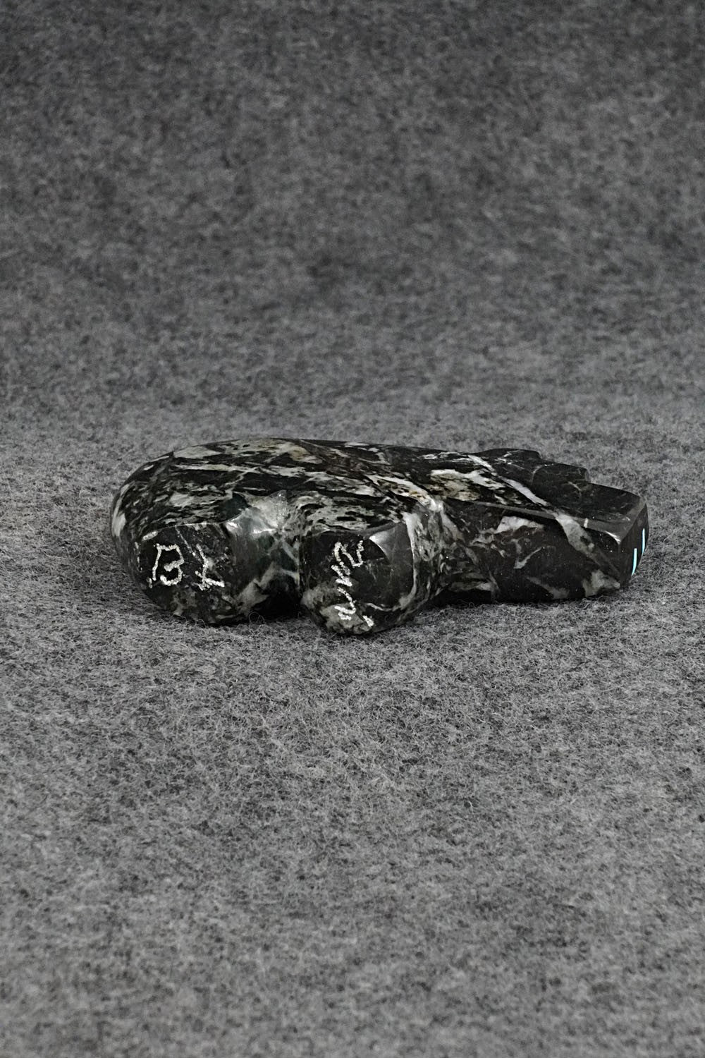 Bear Zuni Fetish Carving - Bernard Laiwakete