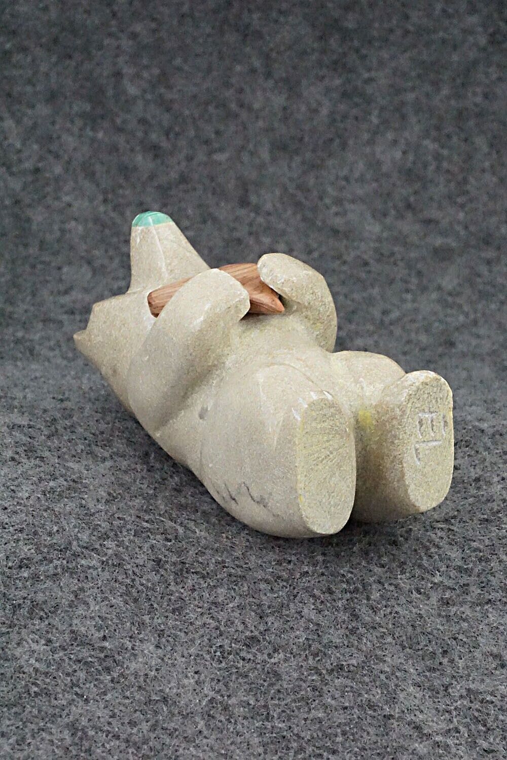 Bear with Heart Zuni Fetish Carving - Enrike Leekya
