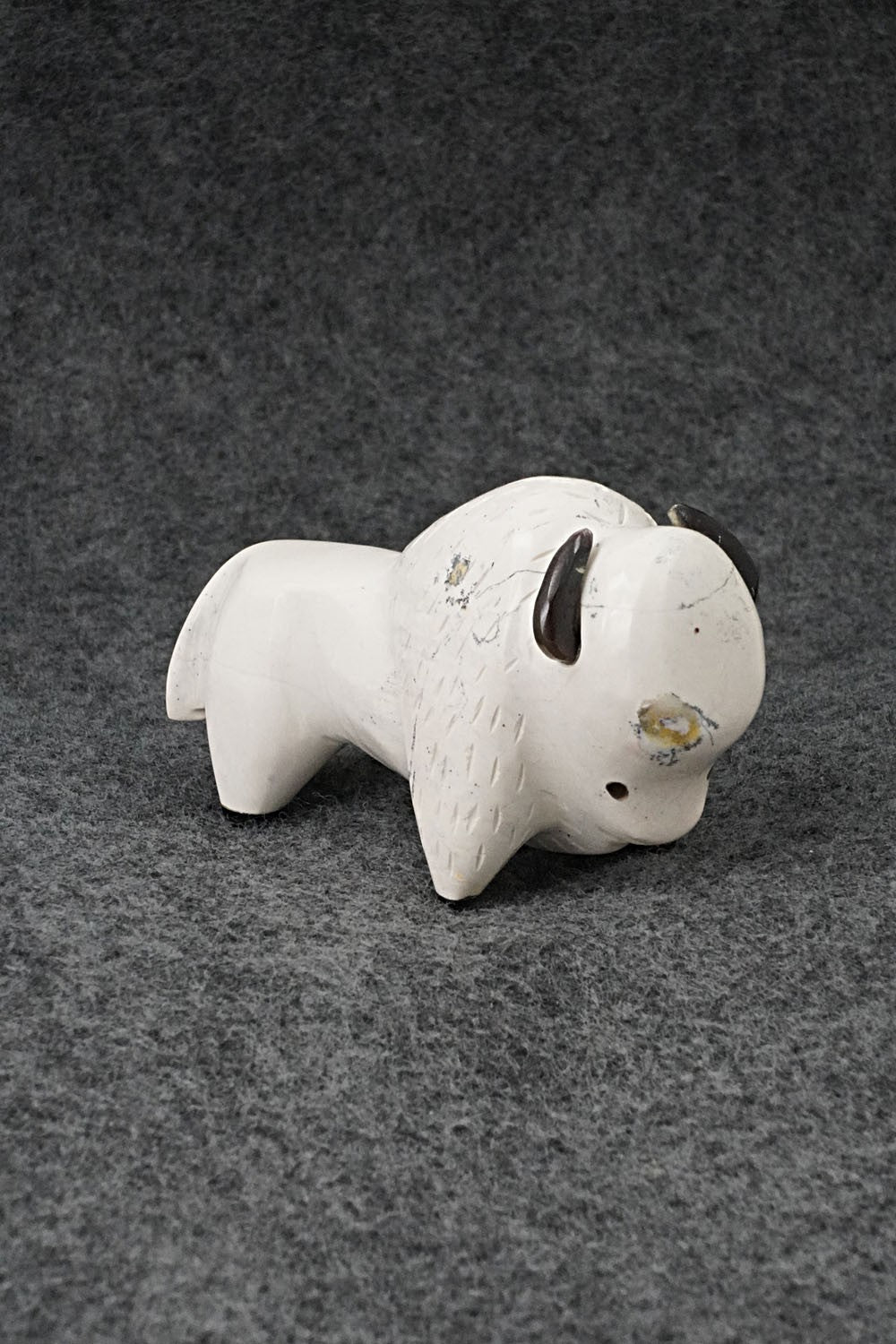 Buffalo Zuni Fetish Carving - Enrike Leekya