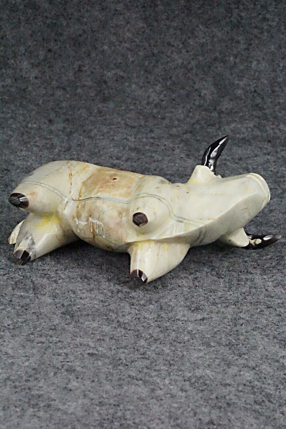 Bull Zuni Fetish Carving - Enrike Leekya