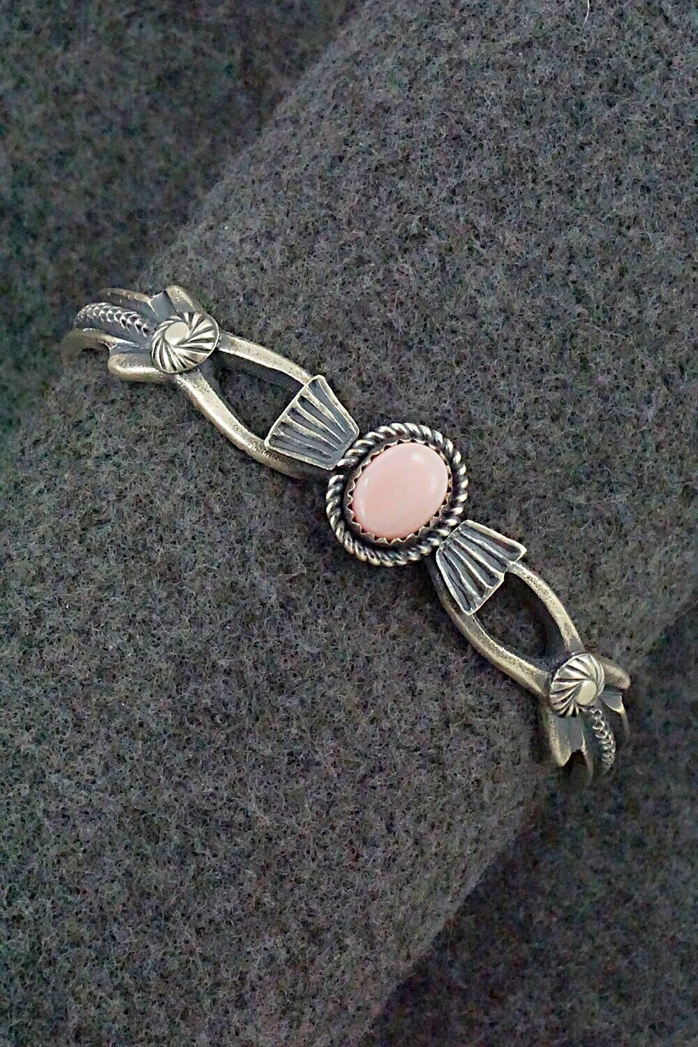 Pink Conch Shell & Sterling Silver Bracelet - Eva & Linberg Billah