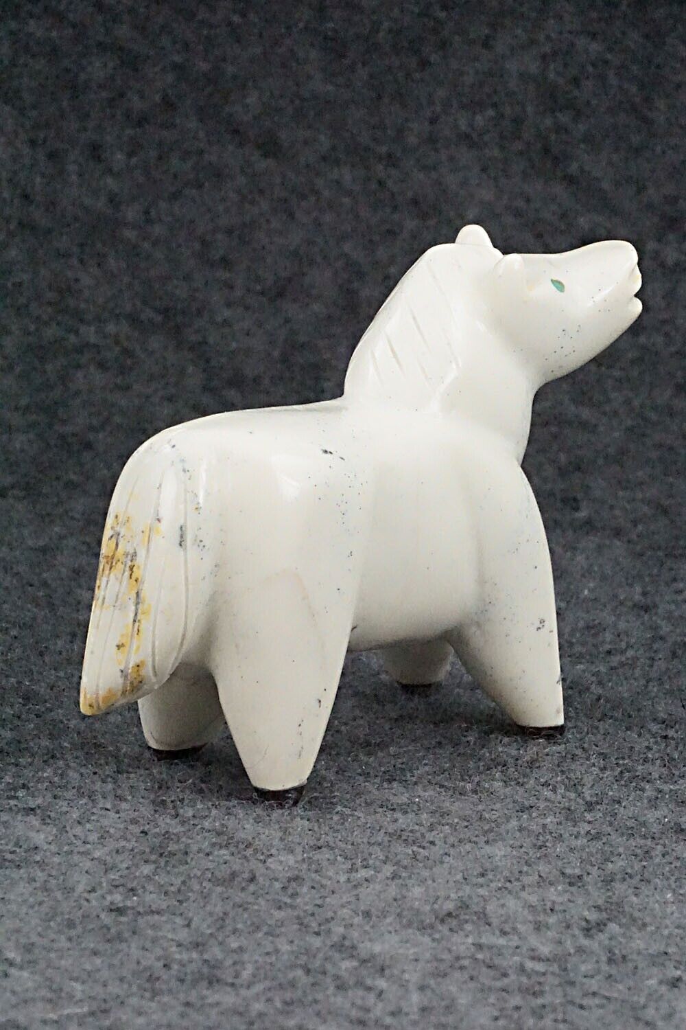 Horse Zuni Fetish Carving - Enrike Leekya