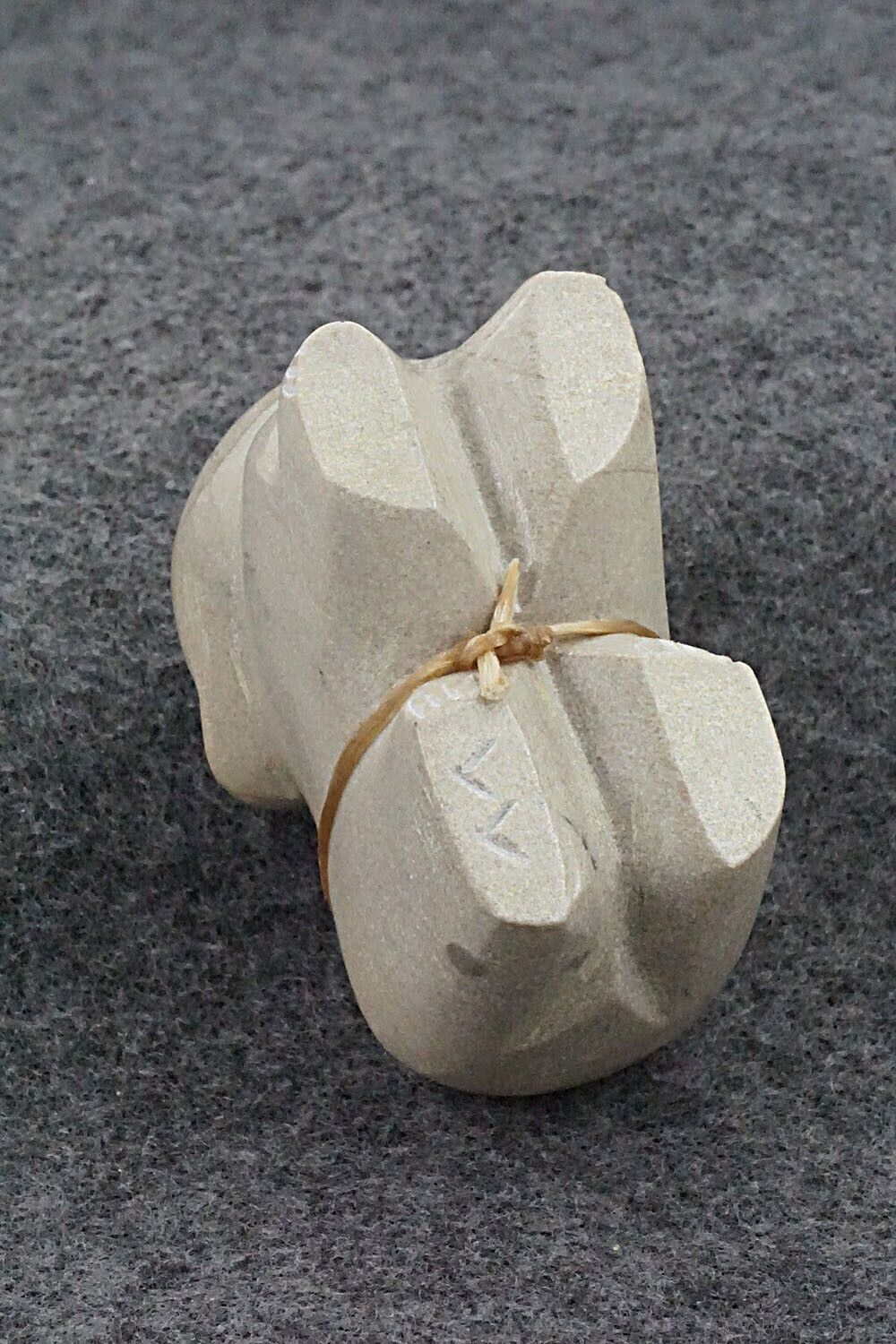 Bear Zuni Fetish Carving - Lyndric Leekya