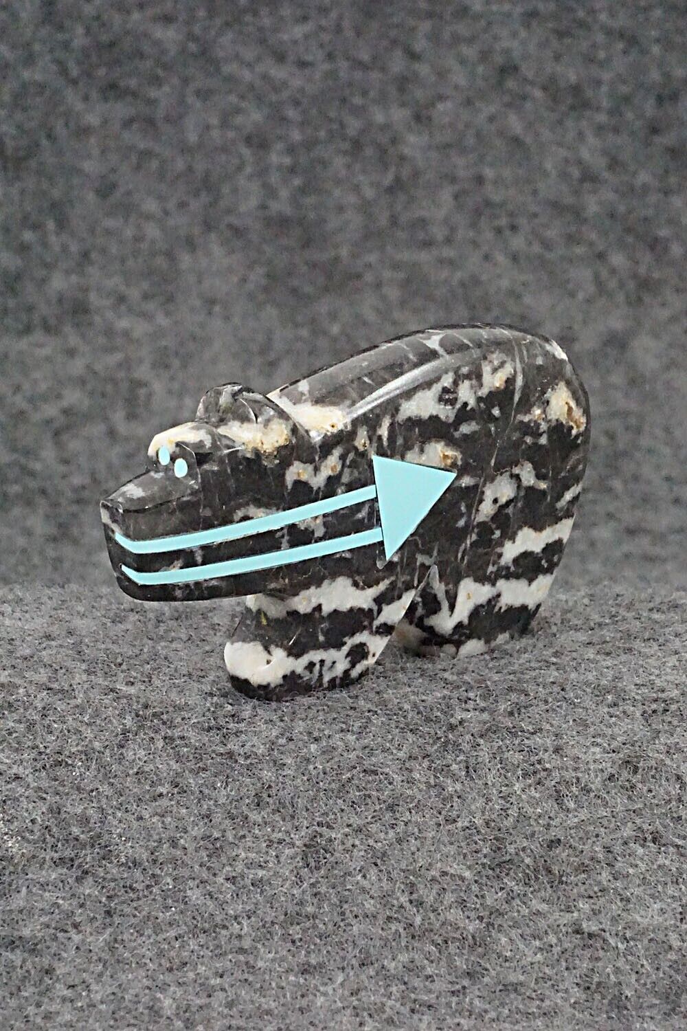 Bear Zuni Fetish Carving - Bernard Laiwakete