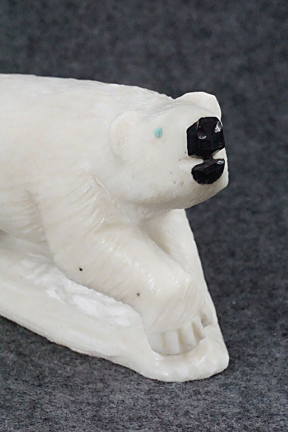 Bear Zuni Fetish - Derrick Kaamasee