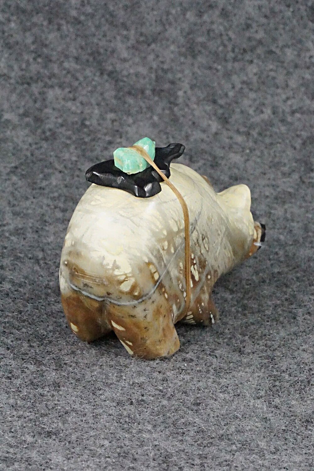Bear Zuni Fetish Carving - Enrike Leekya