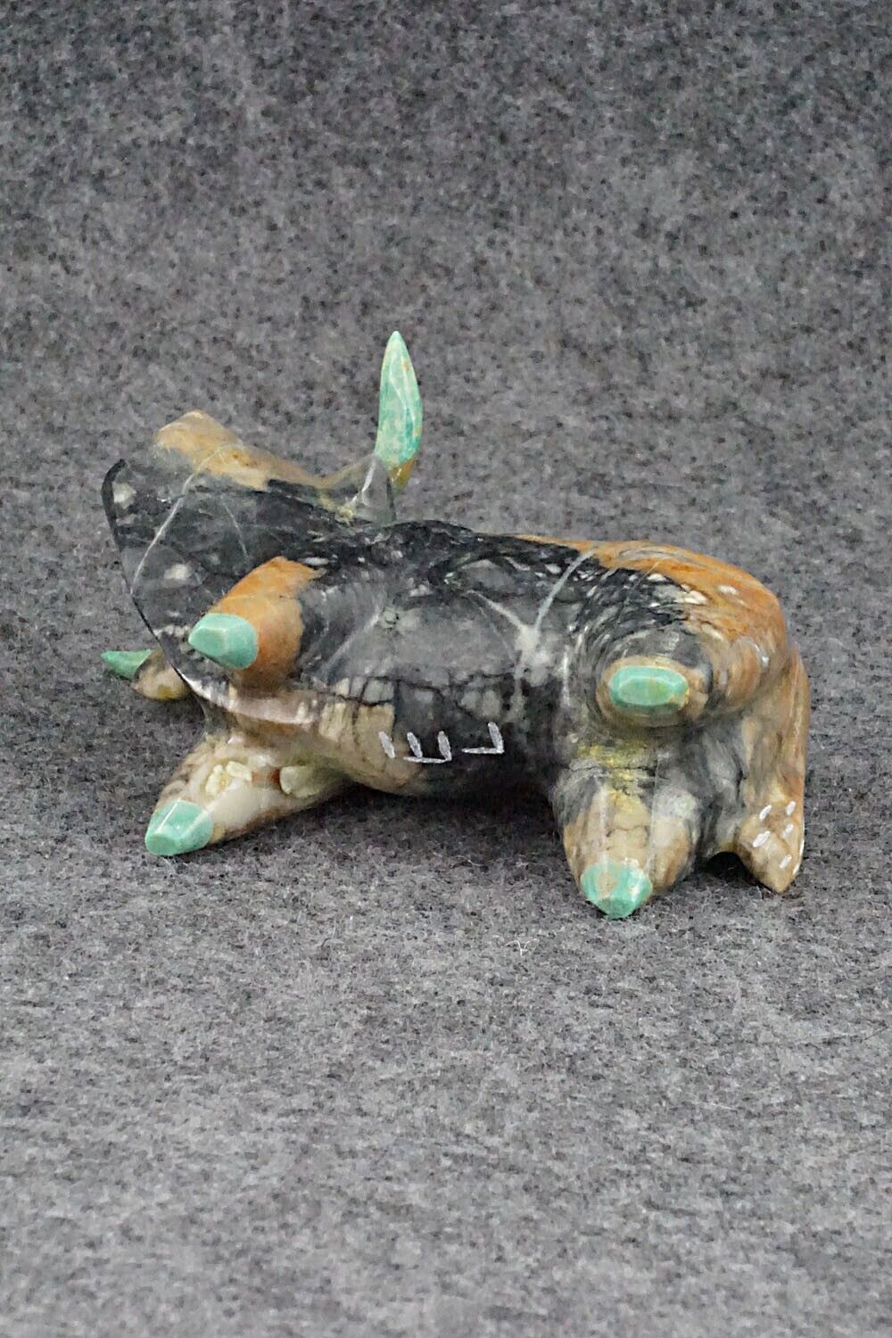 Bull Zuni Fetish Carving - Enrike Leekya