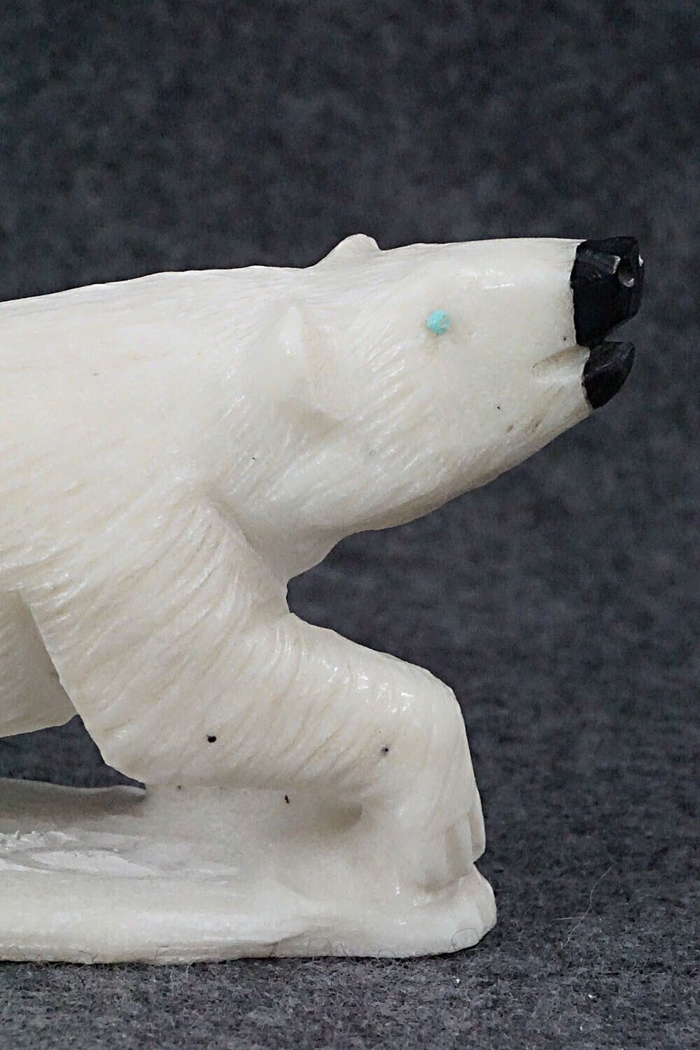 Bear Zuni Fetish - Derrick Kaamasee