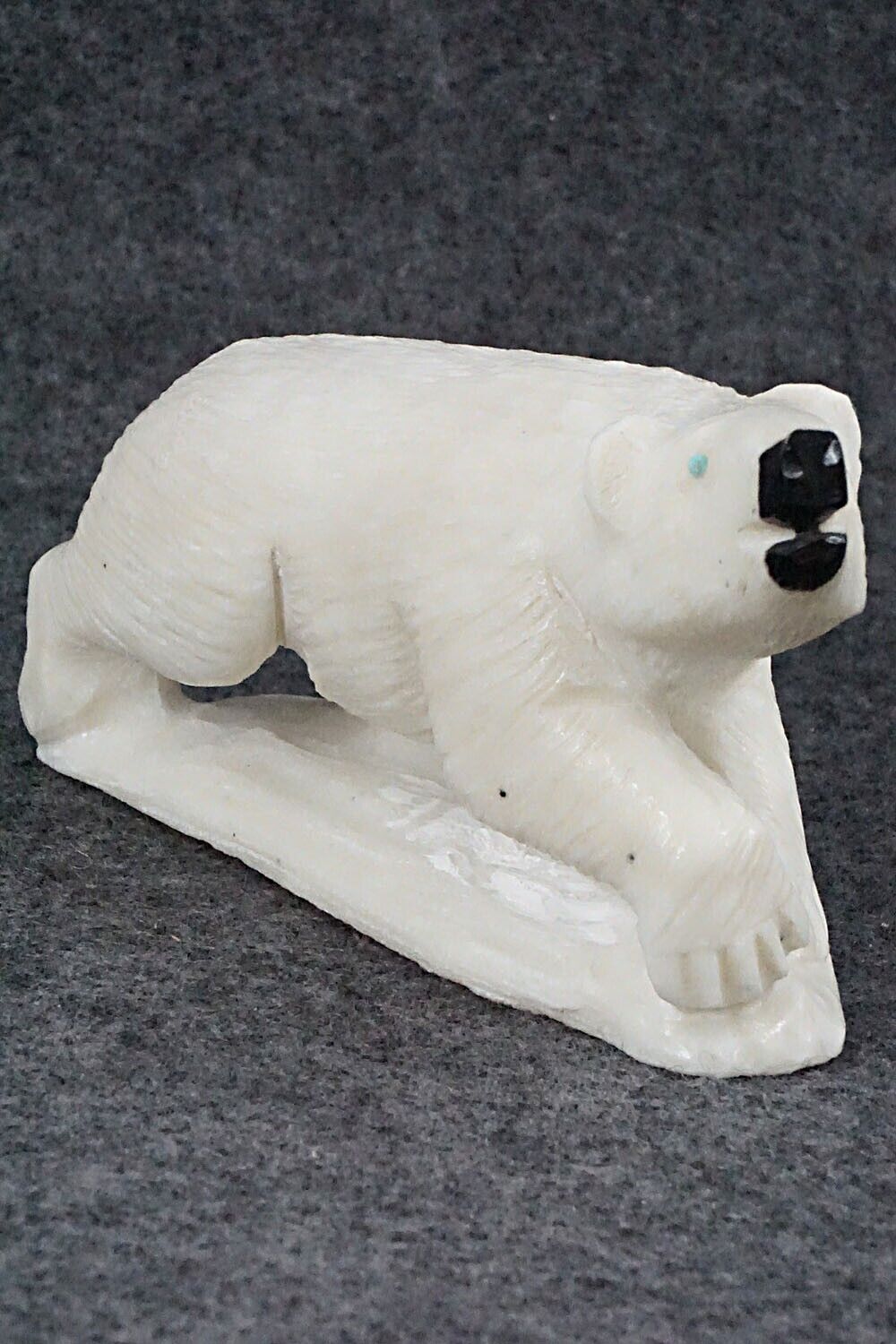 Bear Zuni Fetish - Derrick Kaamasee