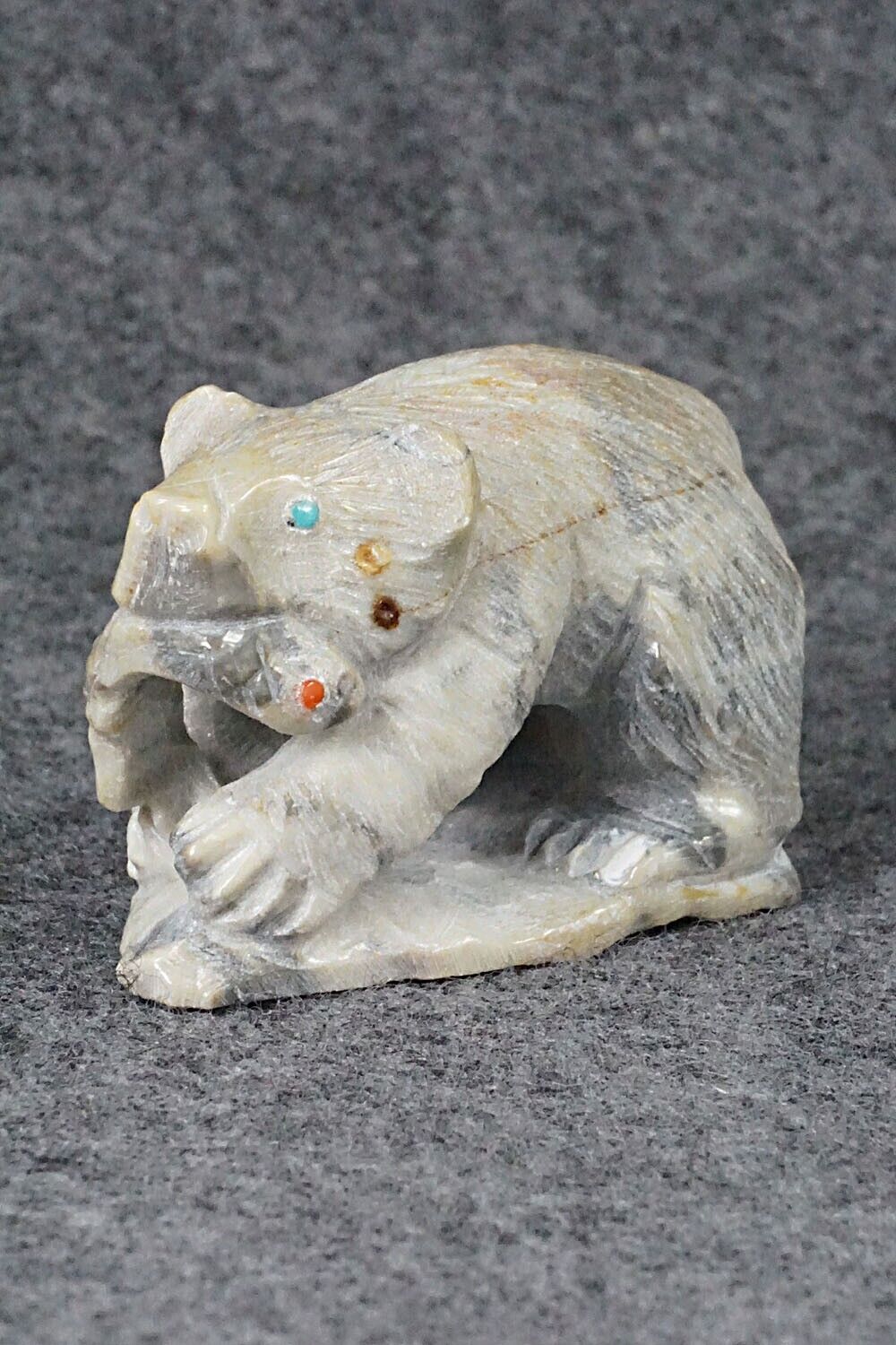 Bear Zuni Fetish - Derrick Kaamasee
