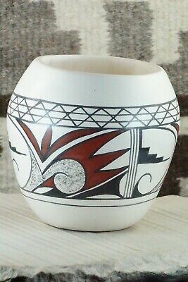 Hopi Pottery - A. Yesslith