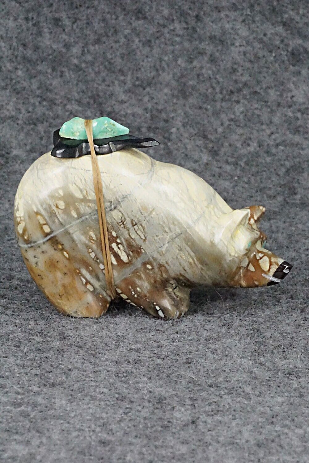 Bear Zuni Fetish Carving - Enrike Leekya