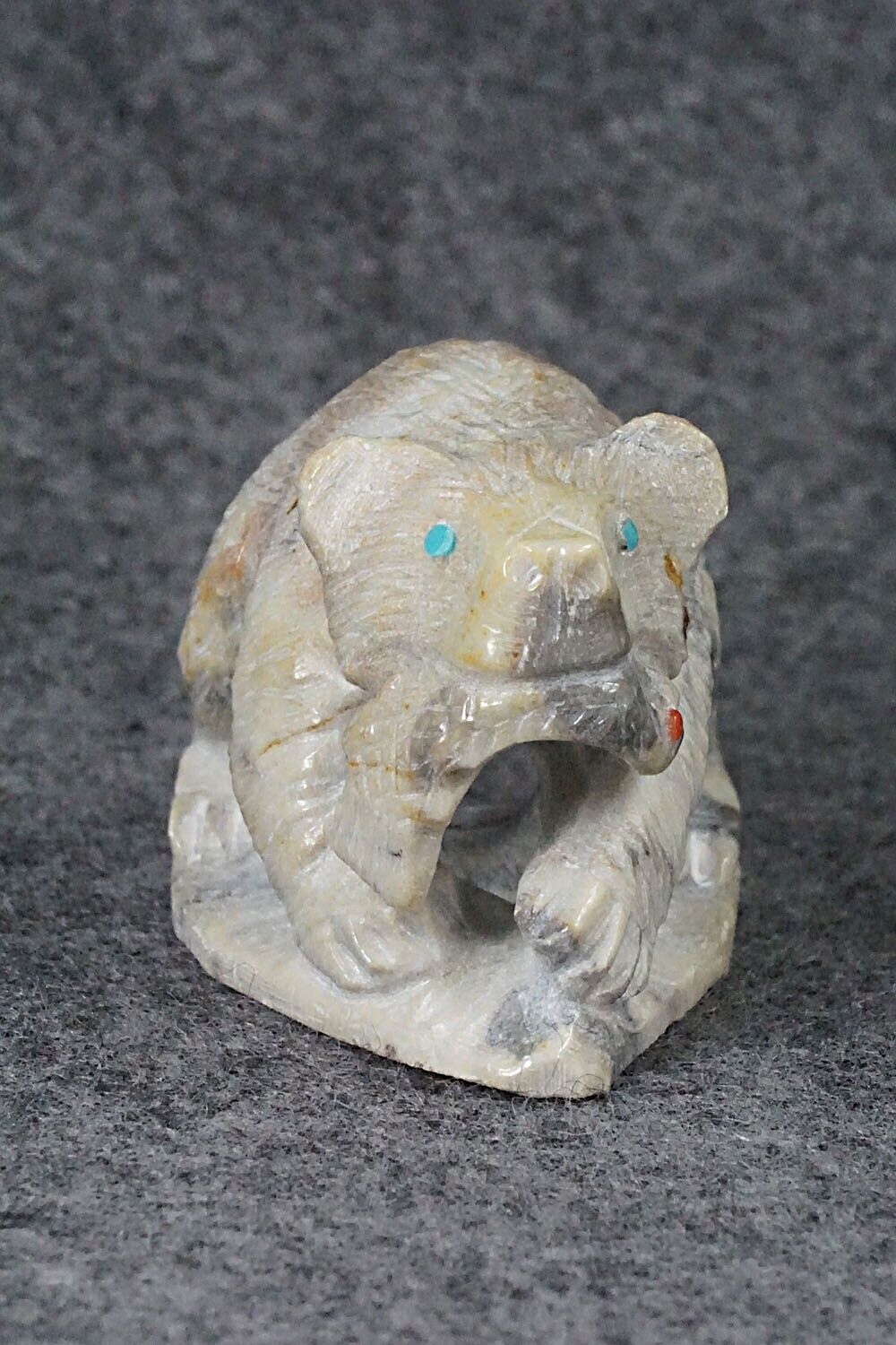 Bear Zuni Fetish - Derrick Kaamasee