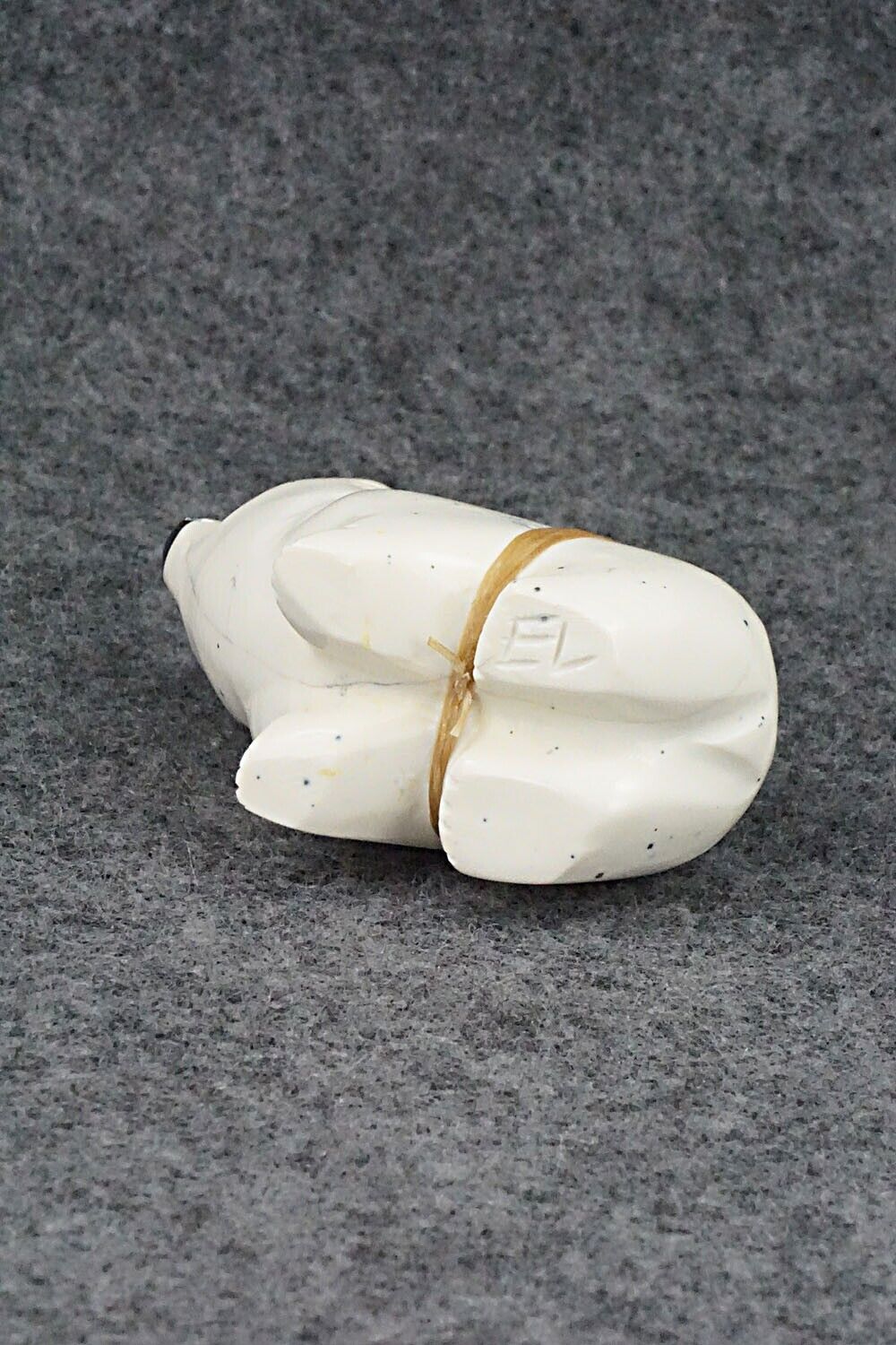 Bear Zuni Fetish Carving - Enrike Leekya
