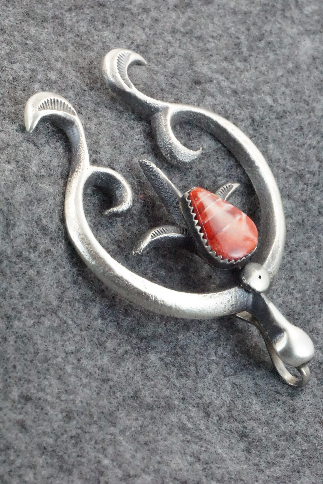 Spiny Oyster and Sterling Silver Pendant - V. Cayatineto