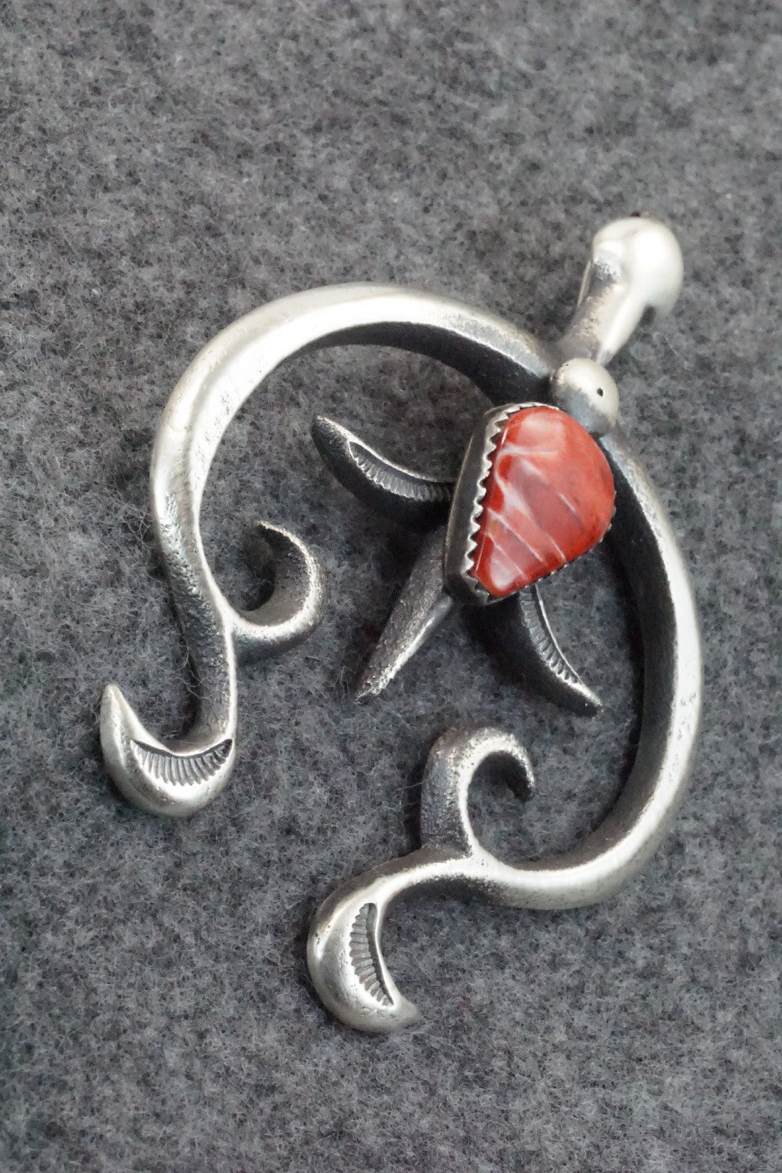 Spiny Oyster and Sterling Silver Pendant - V. Cayatineto