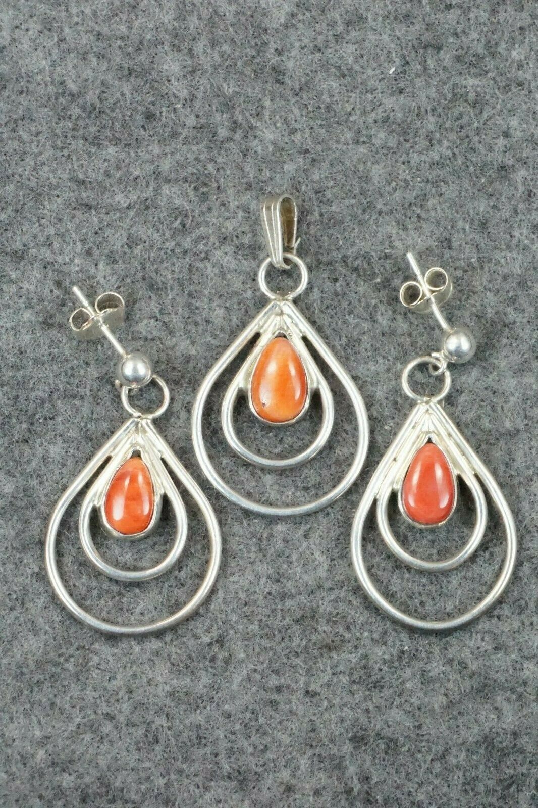 Spiny Oyster & Sterling Silver Pendant and Earrings - Navajo