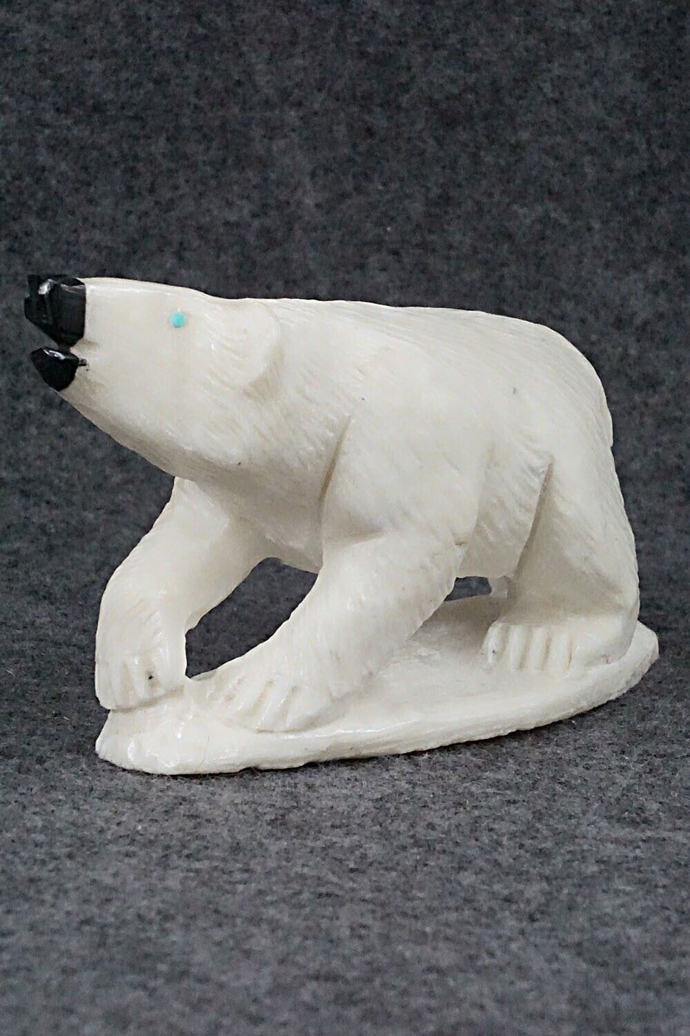 Bear Zuni Fetish - Derrick Kaamasee