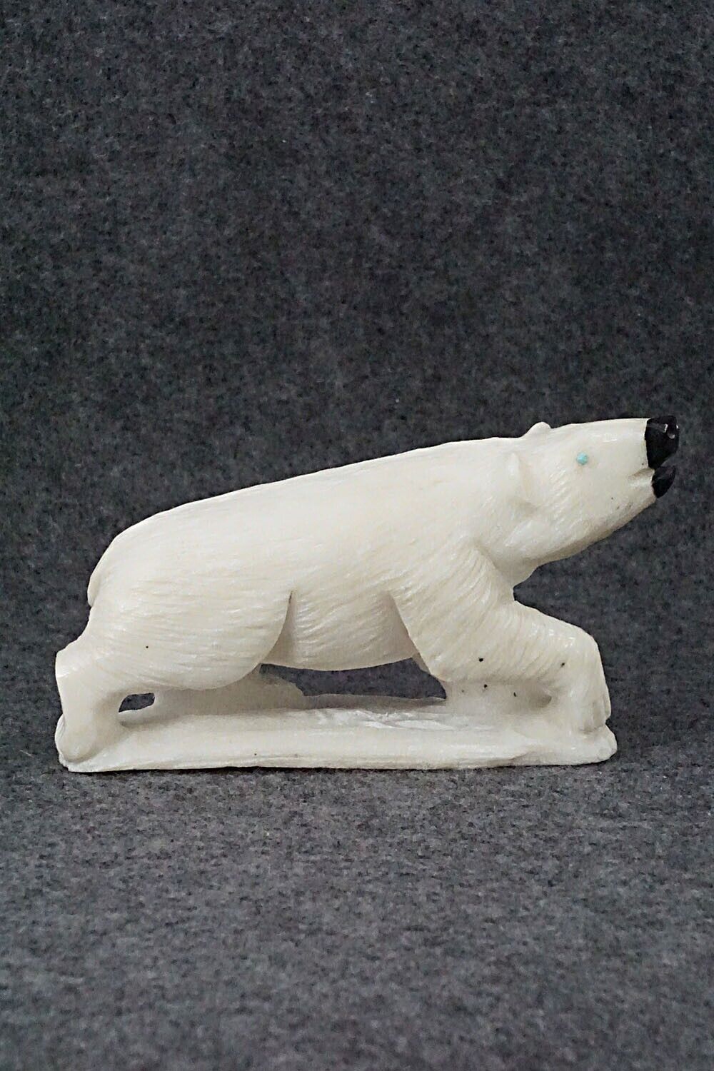 Bear Zuni Fetish - Derrick Kaamasee