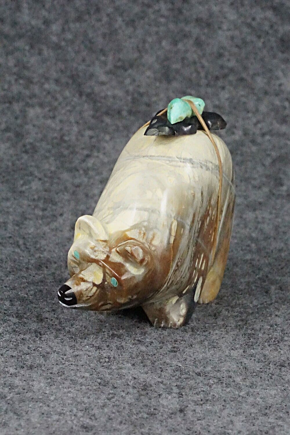 Bear Zuni Fetish Carving - Enrike Leekya