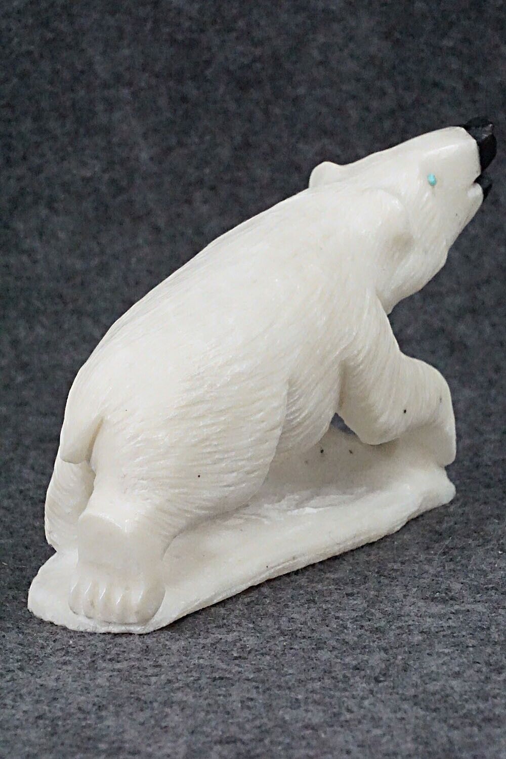 Bear Zuni Fetish - Derrick Kaamasee