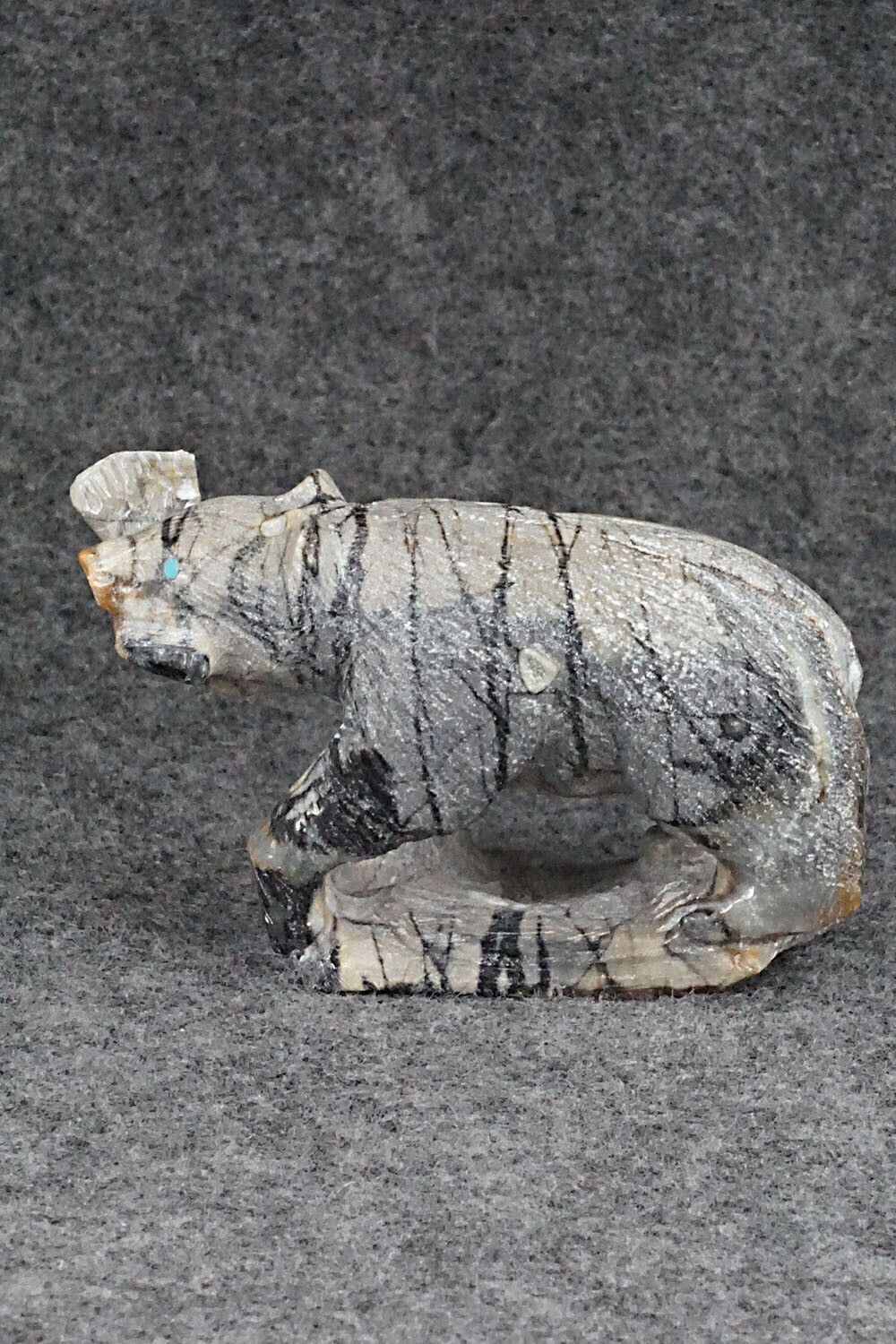 Bear with Fish Zuni Fetish - Derrick Kaamasee