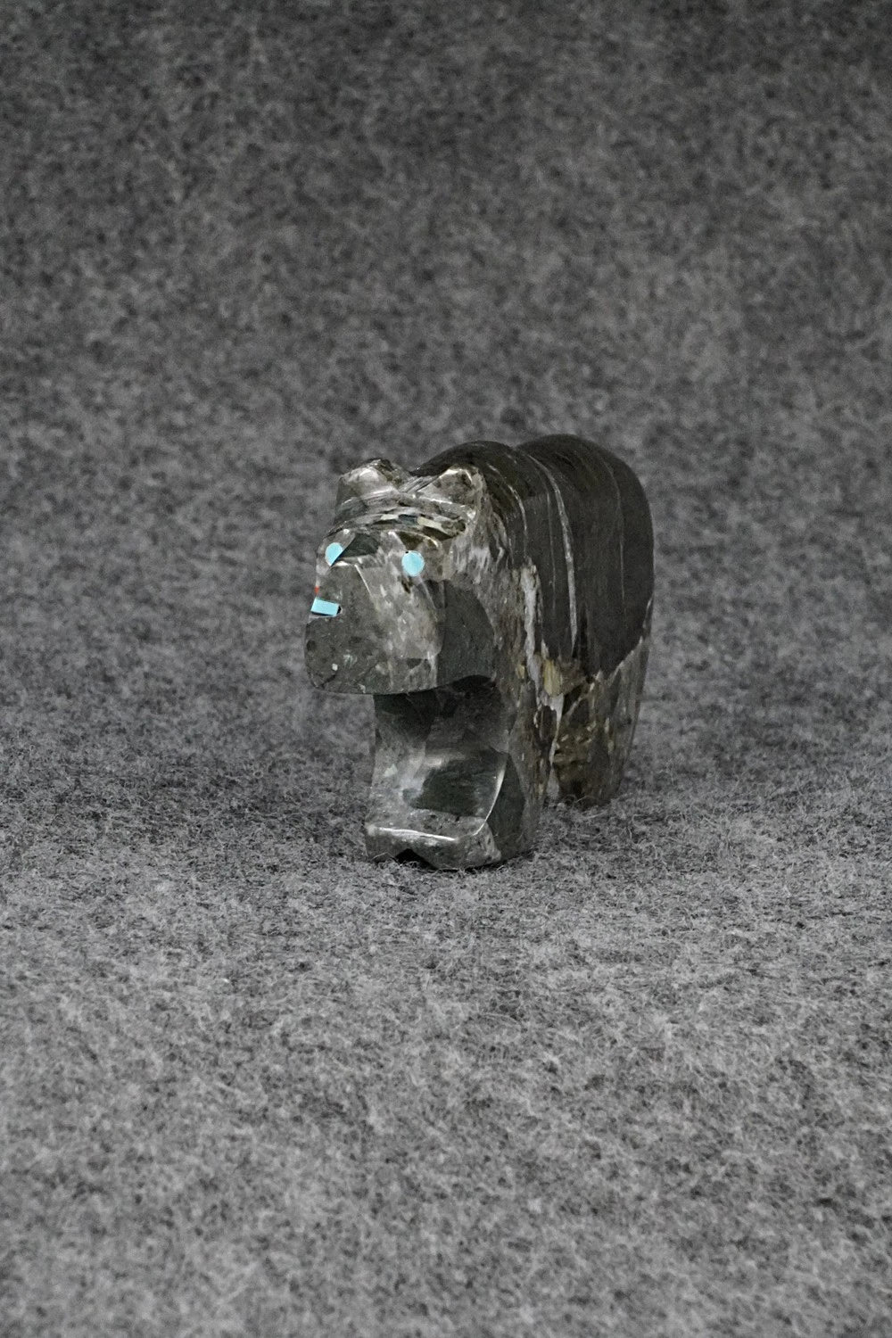 Bear Zuni Fetish Carving - Kenric Laiwakete