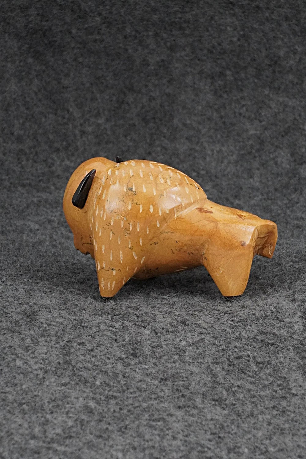 Buffalo Zuni Fetish Carving - Enrike Leekya