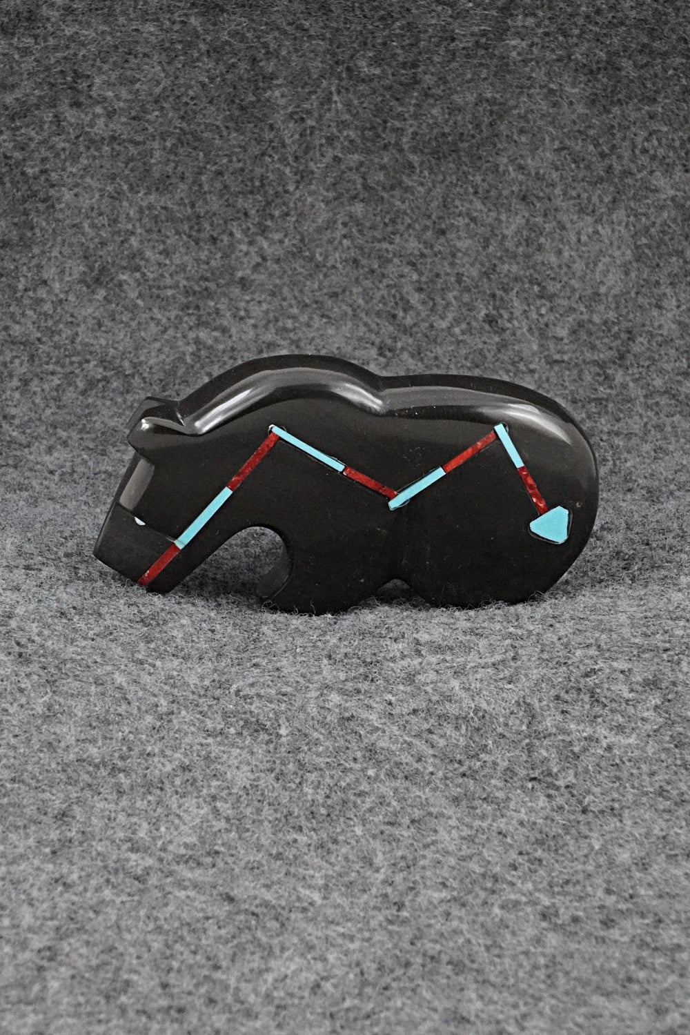 Bear Zuni Fetish Carving - Kenric Laiwakete