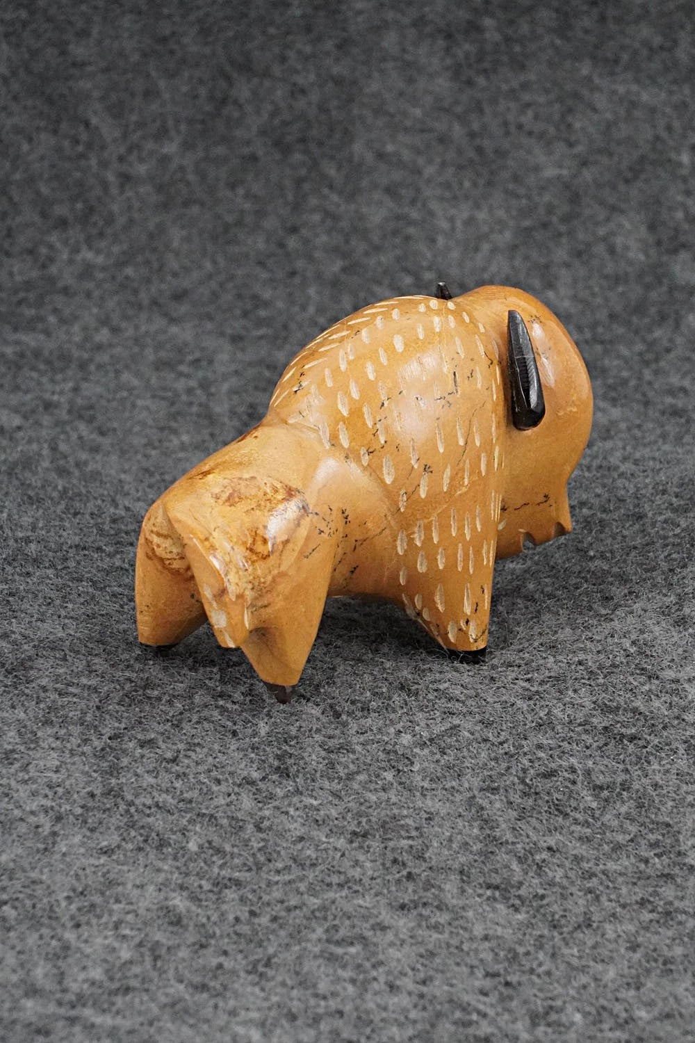 Buffalo Zuni Fetish Carving - Enrike Leekya