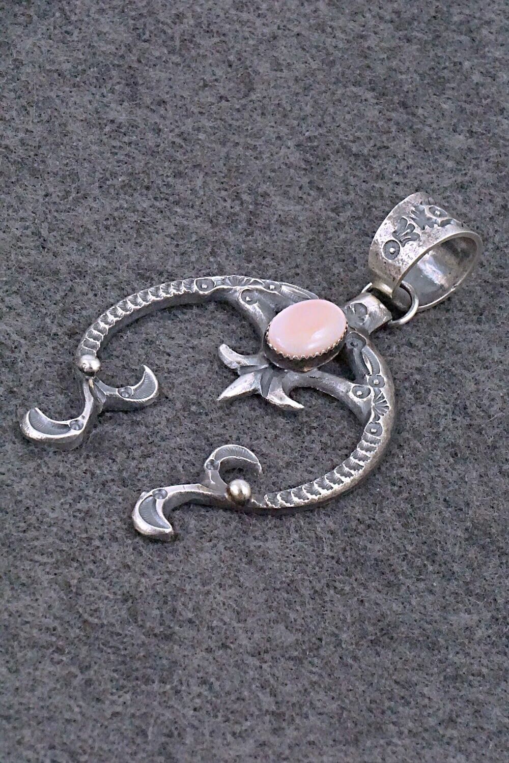 Pink Conch Shell & Sterling Silver Pendant - Eva & Linberg Billah