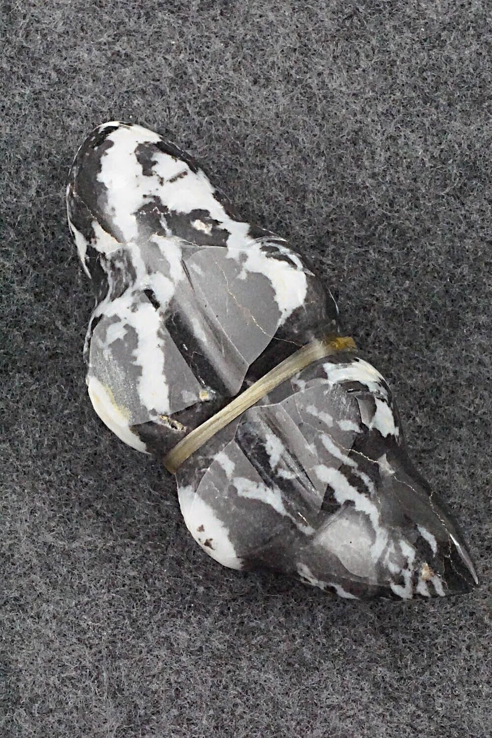 Badger Zuni Fetish Carving - Daphne Quam