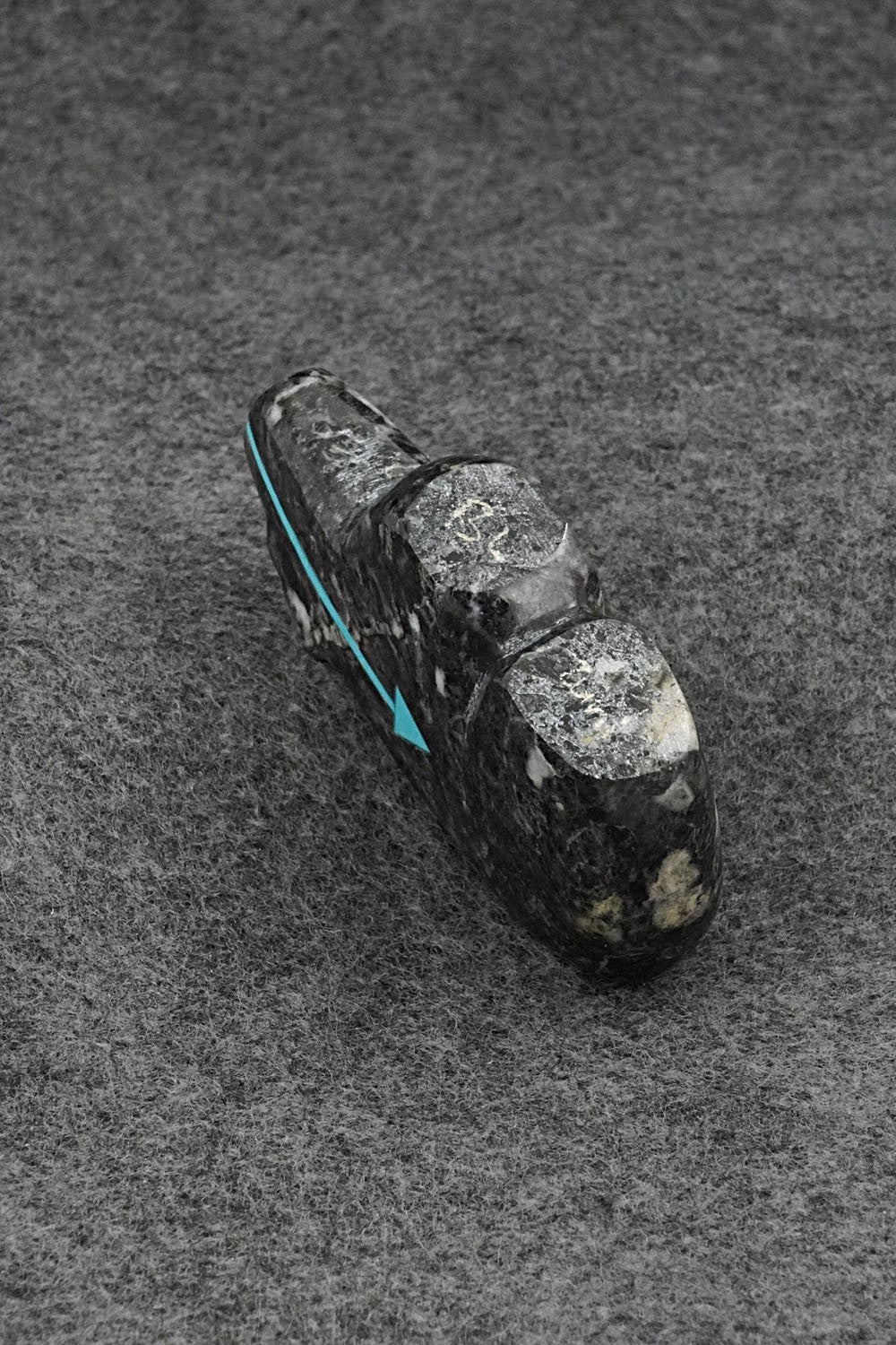 Bear Zuni Fetish Carving - Bernard Laiwakete